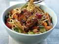 Marinierter Tofu mit Gemüse und Asia-Nudeln Rezept