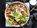 Mexikanischer Reis-Hack-Topf mit Avocado und Bohnen Rezept
