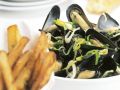 Miesmuscheln in Gemüsesud dazu knusprige Kartoffelsticks Rezept