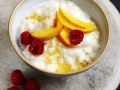 Milchreis mit Obst und Honig Rezept