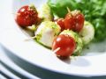 Mini-Mozzarella-Tomaten-Spieße mit Pesto Rezept