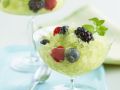 Minz-Sorbet mit Beeren Rezept
