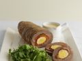 Mit Ei gefüllte Roulade und Rucolasalat Rezept