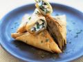 Mit Feta gefüllte Teigtaschen Rezept