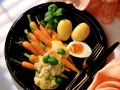 Möhren mit Sauce Hollandaise und Eihälften Rezept