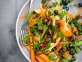Möhren-Zucchini-Salat mit Blaubeeren Rezept