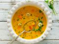 Möhrensuppe mit Gänseblümchen Rezept