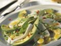 Mozzarella-Avocado-Salat mit Basilikum Rezept