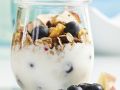 Müsli mit Joghurt, Heidelbeeren, Apfel und Trockenobst Rezept