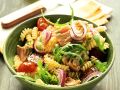 Nudelsalat mit Thunfisch, Rucola, Zwiebeln und Tomaten Rezept