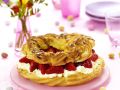Ostergebäck mit Sahne und frischen Erdbeeren Rezept