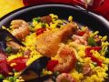 Paella mit verschiedenem Fleisch, scharfer Wurst und Meeresfrüchten Rezept