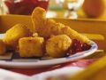 Panierte Käsefondue-Würfel mit Preiselbeerkonfitüre Rezept