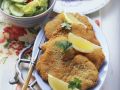 Paniertes Putenschnitzel mit buntem Salat Rezept