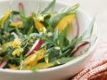Paprika-Rucola-Salat mit Nussöldressing Rezept