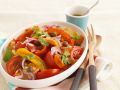 Paprika-Zwiebel-Salat mit Tomaten Rezept