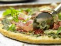 Parmaschinken-Pizza mit Rucola Rezept