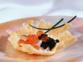 Parmesanschälchen mit Kaviar und Sauerrahm Rezept