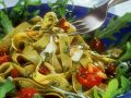 Pasta mit Bärlauchpesto, Tomaten und Pinienkernen Rezept