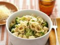 Pasta mit Broccoli, Käse und Pinienkernen Rezept