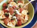 Pasta mit Brokkoli, Tomaten und Käse Rezept