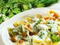 Pasta mit Käsesoße und Kräutern Rezept