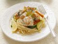 Pasta mit Lachsfilet, Karotten und Zucchini Rezept