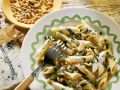 Pasta mit Mangold, Pinienkernen und Gorgonzola Rezept