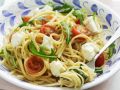 Pasta mit Mozzarella, Cherrytomaten und Rucola Rezept