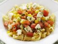 Pasta mit Paprika, Tomaten und Schafskäse Rezept