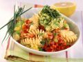 Pasta mit Paprika und Avocado-Salsa Rezept