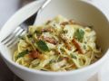 Pasta mit Speck-Sahnesoße und Parmesan Rezept