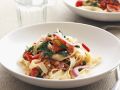 Pasta mit Spinat, Tomaten und Pinienkernen Rezept