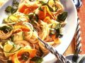 Pasta mit Zucchini, Möhren und Kräutern Rezept