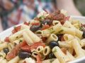 Pastasalat mit Oliven und Tomaten Rezept
