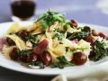 Pastasalat mit Weintrauben und Zwiebeln Rezept
