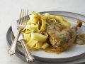 Perlhuhnschenkel mit Nudeln und Kräuter-Soße Rezept