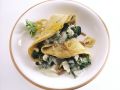 Pfannkuchen mit Mangold-Käse-Soße und Pinienkernen Rezept