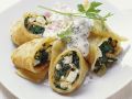 Pfannkuchenrollen mit Spinat, Feta und Pinienkernen Rezept