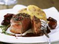 Pfeffersteak vom Hirschkalb mit Schalotten in Rotwein Rezept