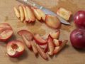 Pflaumen mit Zimt-Dickmilch Zubereitung Schritt 1 Pflaumen mit Zimt-Dickmilch Zubereitung Schritt 1