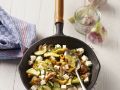 Pilzsalat mit Knoblauch, Zucchini und Feta Rezept