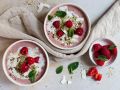 Pink-Smoothie-Bowl mit Kokos-Vanille-Swirl Rezept