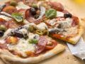 Pizza mit Salami, Gorgonzola, Anchovis und Oliven Rezept