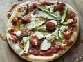 Pizza mit Spargel Kräuterseitlingen und Ziegenkäse Rezept