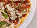 Pizza mit Steinpilzen, Zwiebeln, Tomaten Rezept