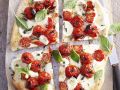 Pizza mit Tomaten, Mozzarella und Basilikum Rezept