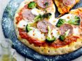 Pizza mit Wurst, Mozzarella und Brokkoli Rezept