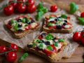 Pizza-Toasts mit Tomaten, Oliven und Mozzarella Rezept