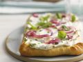 Pizzafladen mit Sauerrahmcreme und Zwiebeln Rezept